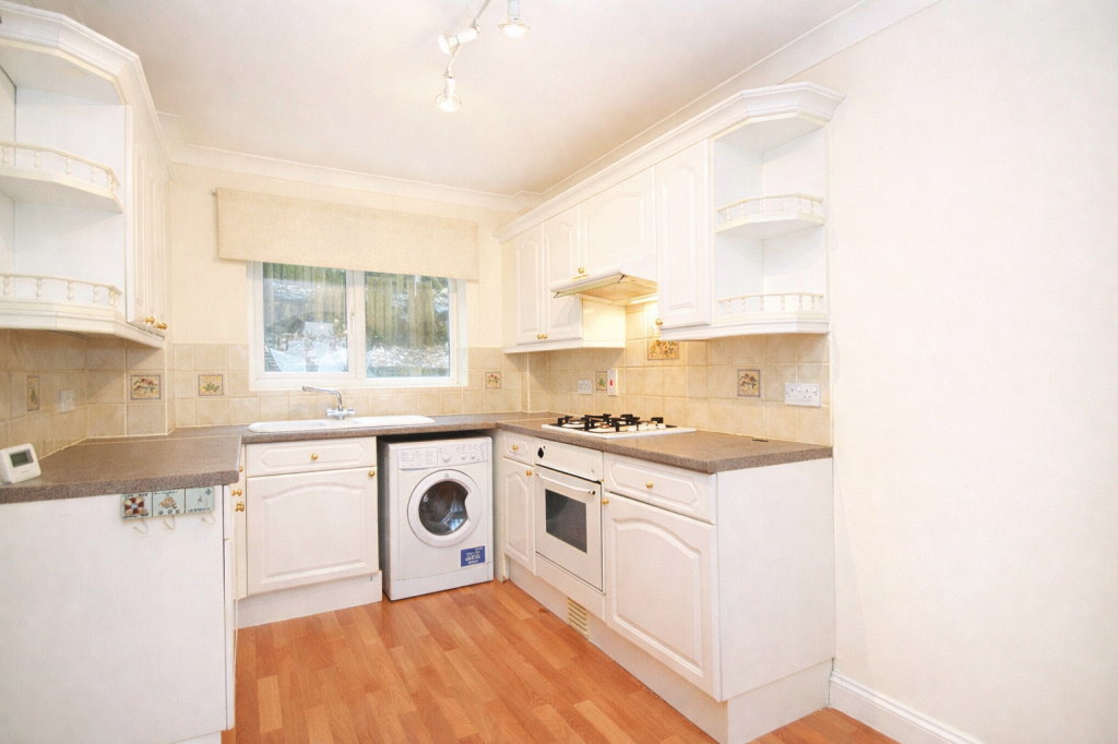 Lot: 73 - TWO-BEDROOM SEAFRONT FLAT WITH PARKING - Kitchen